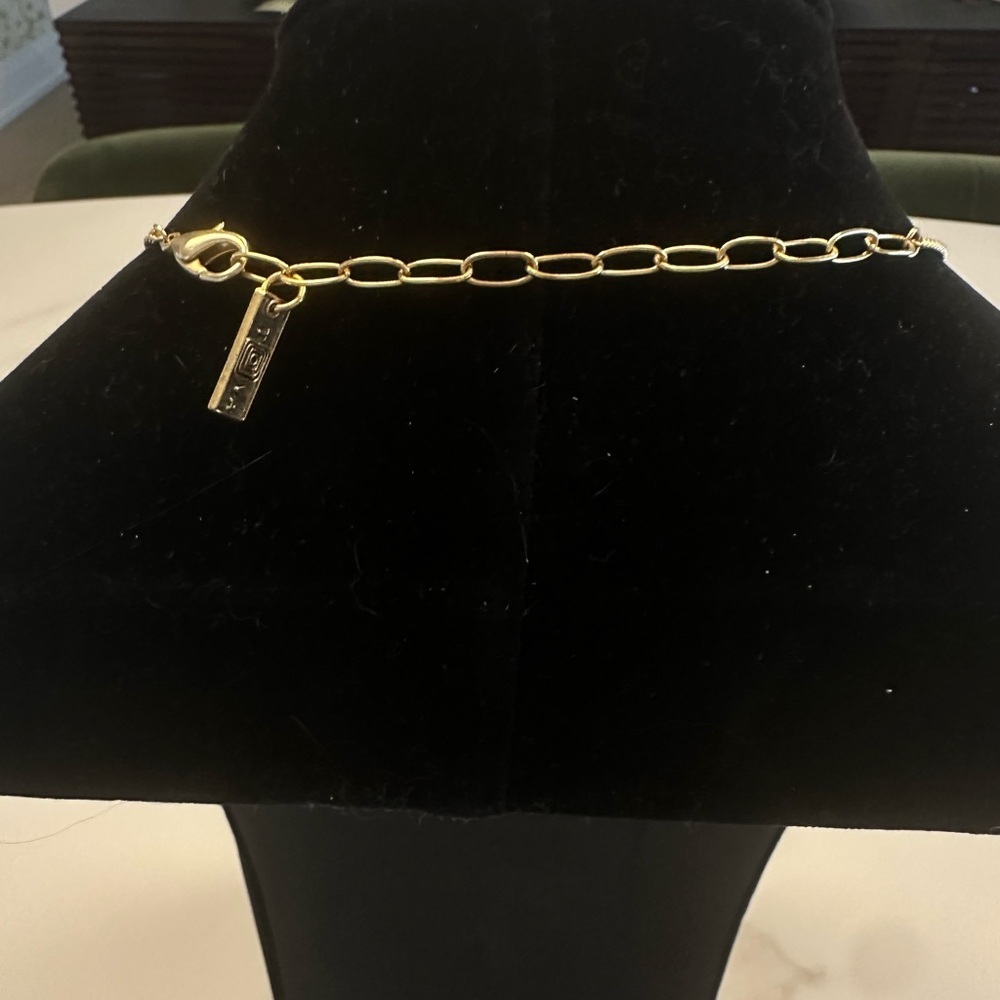 TOVA - Delicate Green Butterfly Pendant Necklace on Gold Tone Chain - Picture 11 of 16
